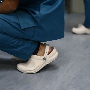 Crocs卡骆驰中性防滑厨师鞋 医生鞋 职业鞋 护士鞋 手术鞋 毕斯拓Bistro黑色/白色/蓝色10075