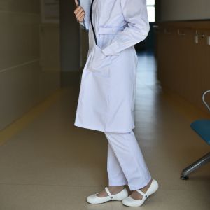 Crocs卡洛驰女士艾利平底防滑工作鞋 医生鞋 护士鞋 11050 可爱小白鞋