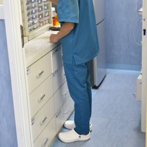 Crocs卡骆驰中性防滑厨师鞋 医生鞋 职业鞋 护士鞋 手术鞋 毕斯拓Bistro黑色/白色/蓝色10075