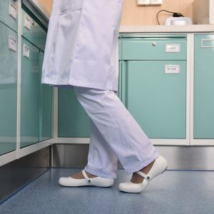 Crocs卡洛驰女士艾利平底防滑工作鞋 医生鞋 护士鞋 11050 可爱小白鞋