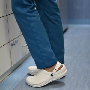 Crocs卡骆驰中性防滑厨师鞋 医生鞋 职业鞋 护士鞋 手术鞋 毕斯拓Bistro黑色/白色/蓝色10075